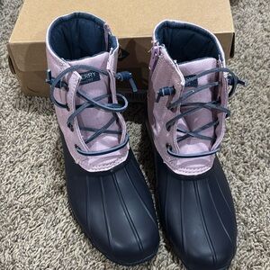 Sperry Duck Boots Saltwater color blue/pink size 4 NWT.